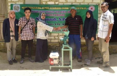 Peduli UKM Bebek Songkem Bangkalan Madura Melalui Pelatihan Manajemen Keuangan dan Penerapan Mesin Penggilingan Bumbu