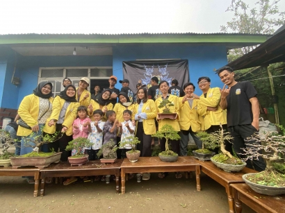 Bersama Komunitas Lereng Kembang Desa Sojopuro, Mahasiswa UNNES GIAT 3 Membangun Ikatan dengan Bonsai