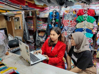 Kegiatan Magang Mahasiswi UNTAG Bidang Kewirausahaan pada Toko Dessy Jaya Putra Pasar Kapasan Surabaya