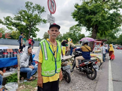 Kisah Mbah Joko Jadi Tukang Parkir di Muktamar