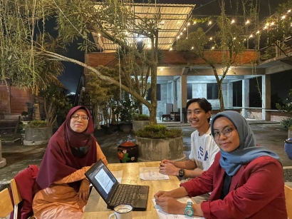 Sosialisasi tentang Sertifikasi Kehalalalan oleh Mahasiswa Universitas Muhammadiyah di Cafe Gelora Garden