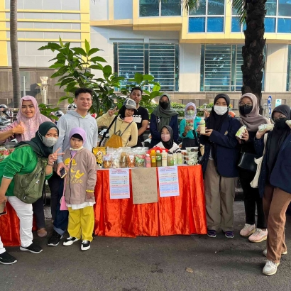 Pemberdayaan UMKM Sari Kedelai Pak Firman Kelurahan Made oleh Mahasiswa KKN-T 10 Surabaya Unesa