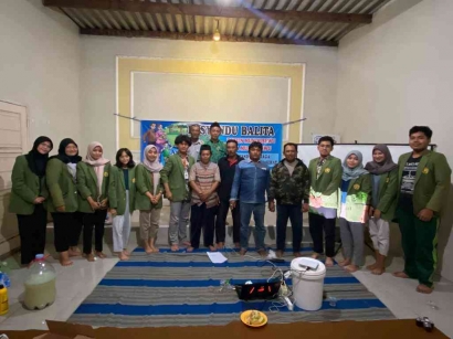 Sosialisasi dan Pelatihan Pembuatan Herbisida Nabati oleh Kelompok 06 KKN-T MBKM UPNVJT Kepada Kelompok Tani Dusun Mundusewu 