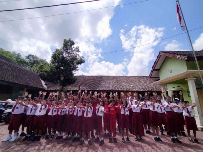 Mahasiswa KKN Tematik Universitas Negeri Malang Beri Pelatihan Pentingnya Menjaga Kebersihan kepada Siswa SDN 1 Sumurup, Bendungan, Trenggalek