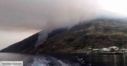 Gempa Bumi dan Tsunami Letusan Gunung Berapi di Stromboli Italia