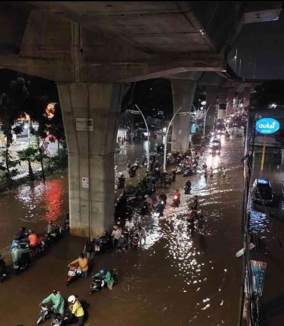 Hujan Lebat Serta Angin Kencang Membuat Banjir di Kawasan Ciledug Raya