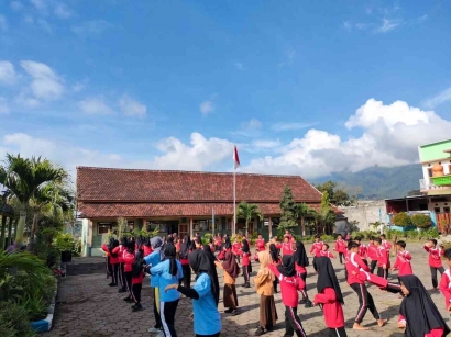 Jumat Sehat: Pendekatan Pola Hidup Sehat di SDN 1 dan SDN 2 Petungsewu, Kecamatan Dau, Kabupaten Malang