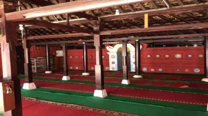 Pesona Islam di Balik Masjid Merah Cirebon