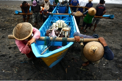 Nelayan "Menari" di Tengah Badai
