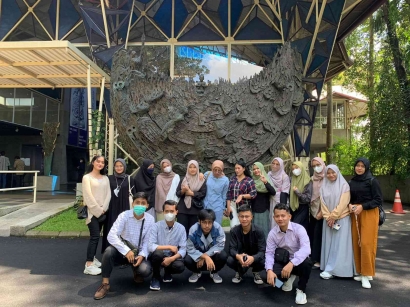 Kebhinekaan Mahasiswa Pertukaran Mahasiswa Merdeka (PMM) 2 Universitas Pendidikan Indonesia Kelompok Dua di NuArt Sculpture Park