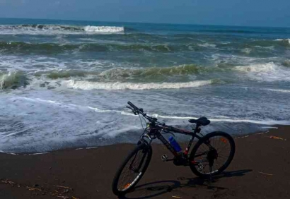 Menikmati Deburan Gelombang Pantai Samas - Goa Cemara, Jogja
