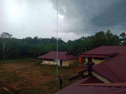 Pemasangan Wifi GSM Prabayar di SMPN 2 Parindu di Dusun Empawek
