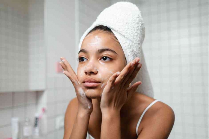 Tips Memilih Facial Wash yang Cocok untuk Kulit Berminyak dan Berjerawat