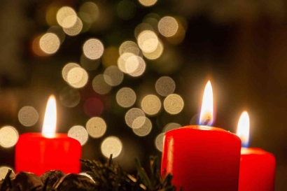 Lilin Natal Penerang Pekat Malam