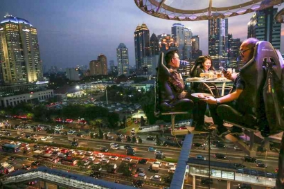 Bikin Ngilu! Tren Wisata Unik Makan di Atas Ketinggian 50 Meter Kota Jakarta