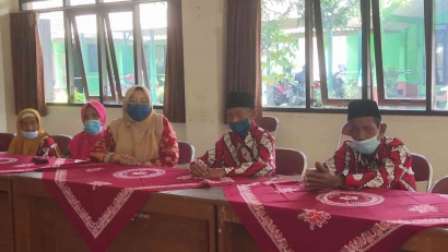 Kamad MTsN 6 Bantul bersama DPW Kemenag Lakukan Anjangsana ke Panti  Wreda