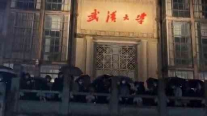 China Tunduk pada Protes Publik, Melonggarkan Aturan Covid yang Ketat