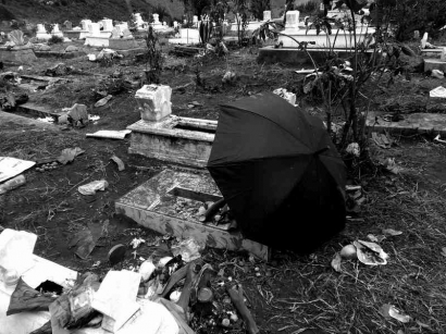 Payung Hitam di Atas Kuburan