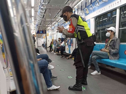 Larangan Ngobrol di MRT Jakarta, Perlukah Dihapus?