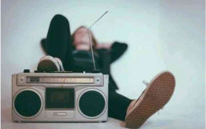 Radio dan Musik Penghantar Tidur dalam Suasana Horor