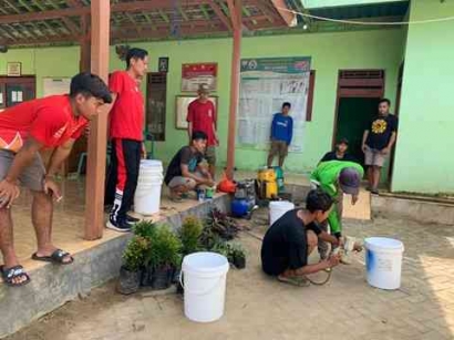 Pengadaan Tempat Sampah sebagai Upaya untuk Meningkatkan Lingkungan Sehat dan Bersih di Desa Gambiran