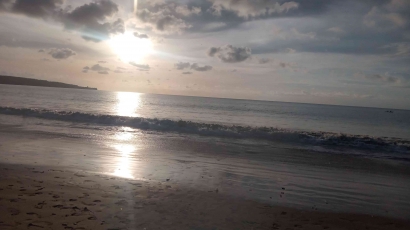 Menikmati Sunset di Pantai Jimbaran, Bali