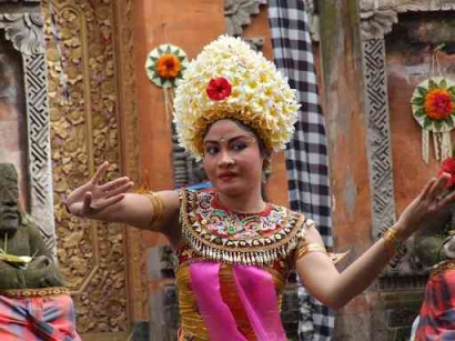 Filosofi Tari Pendet Berdasarkan Sejarah Budaya Bali!