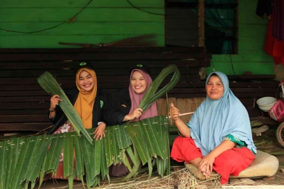 Kemahiran Tangan Masyarakat Desa Paya Peulawi dalam Menciptakan Sebuah Produk dari Daun Nipah