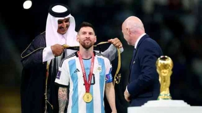 Arti Jubah Hitam "Bisht" yang Dikenakan Messi Saat Angkat Trofi Piala Dunia 2022