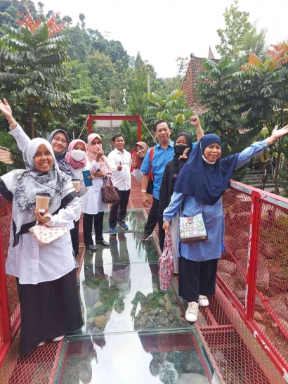 Healing ke Pendopo Ciherang Bogor, Wisata Pinggir Sungai