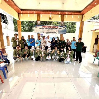 KKN Mahasiswa Kelompok 6 KKN-T MBKM UPNVJT Resmi Ditutup dengan Pemotongan Tumpeng oleh Kepala Desa Mundusewu