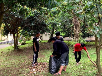 KKM UIN Malang Lakukan Kegiatan Jumat Bersih di Kantor Desa Tirtomoyo