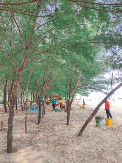 Bersih- Bersih Pantai Pulo Swalan oleh Mahasiswa UNNES Giat 3 Bersama Karang Taruna dan Kelompok Nelayan  Desa Pasar Banggi