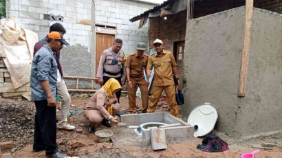 Bersama KSM Mulya Berseri, Camat Sukamulya Berikan Simbolis Pembangunan 22 Titik Jamban Sehat di Desa Buniayu