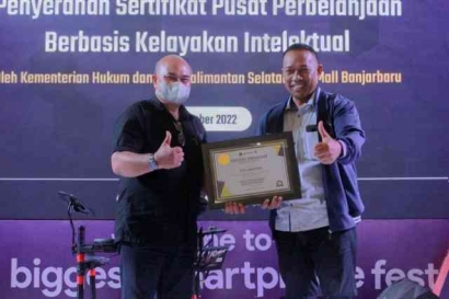 Kakanwil Kemenkumham Kalsel Serahkan Penghargaan Pusat Perbelanjaan Berbasis Kekayaan Intelektual kepada Q Mall Banjarbaru