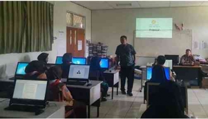 Pelatihan Penulisan Proposal Kegiatan Siswa Madrasah di MAN 1 Kota Tangerang Selatan
