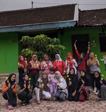 Memperingati Hari Ibu, Kelompok 206 KKM UIN Malang Siapkan Kejutan dan Turut Serta dalam Kegiatan Senam Ibu-ibu