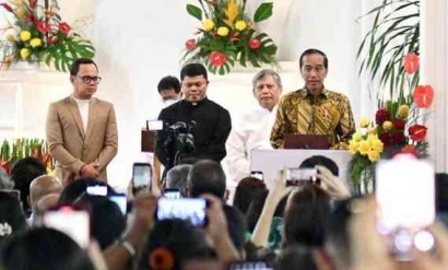 Natal, Jokowi, dan Dagelan Natalius Pigai