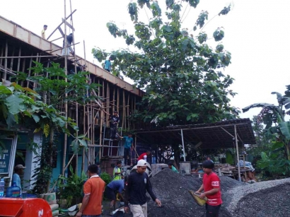 Gotong Royong Santri dan Masyarakat Membangun SD Islam Al Falah Purwokerto Utara