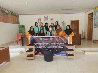 Pelatihan Produk Rak Kosmetik dan Tempat Duduk (Sofa) dengan Memanfaatkan Barang Bekas di Desa Abeko Sulawesi Tenggara