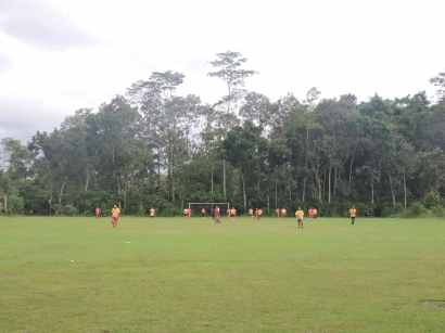 Refleksi Kesehatan Persatuan Sepakbola Tumpukrenteng bersama Mahasiswa KKM UIN Malang