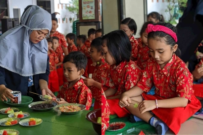 Mahasiswa KKN Universitas PGRI Adi Buana Surabaya Tahun 2022 Adakan Kegiatan Pembelajaran dengan Media Sate Buah untuk Anak-Anak TK Dharma Wanita Desa Krembung