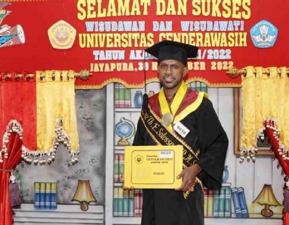 "Anak Ajaib" Boaz Solossa Raih Gelar M.Si, Dulu Top Skor Indonesia