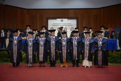 Pengukuhan 8 Guru Besar Baru Universitas Negeri Yogyakarta
