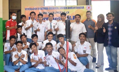 Penerapan Injector Cleaner Sistem Bahan Bakar di SMKN 2 Bangkalan oleh Dosen Teknik Mesin FT UNESA