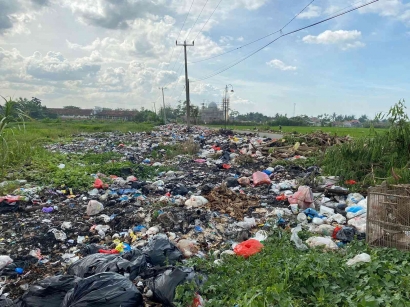 Tansaksi Gelap Pembuangan Sampah Sembarangan di Rengasdengklok