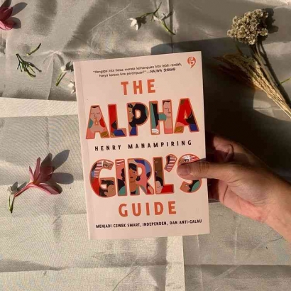 Resensi Buku The Alpha Girl's Guide Karangan Henry Manampiring: Menjadi Wanita Smart, Independen, dan Anti Galau