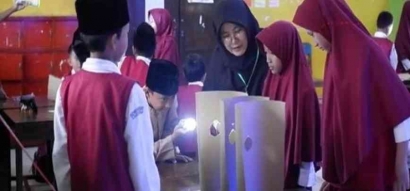 Metode Eksperimen dalam Meningkatkan Hasil Belajar IPA Materi Sifat-Sifat Cahaya di MI Muhammadiyah Klopogodo