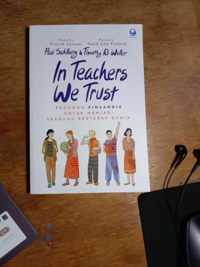 Review Buku "In Teachers We Trust"