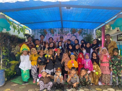 Bawakan Musikalisasi Puisi, Kelompok 154 KKM UIN Malang Peringati Hari Ibu di TK ABA 6 Turen